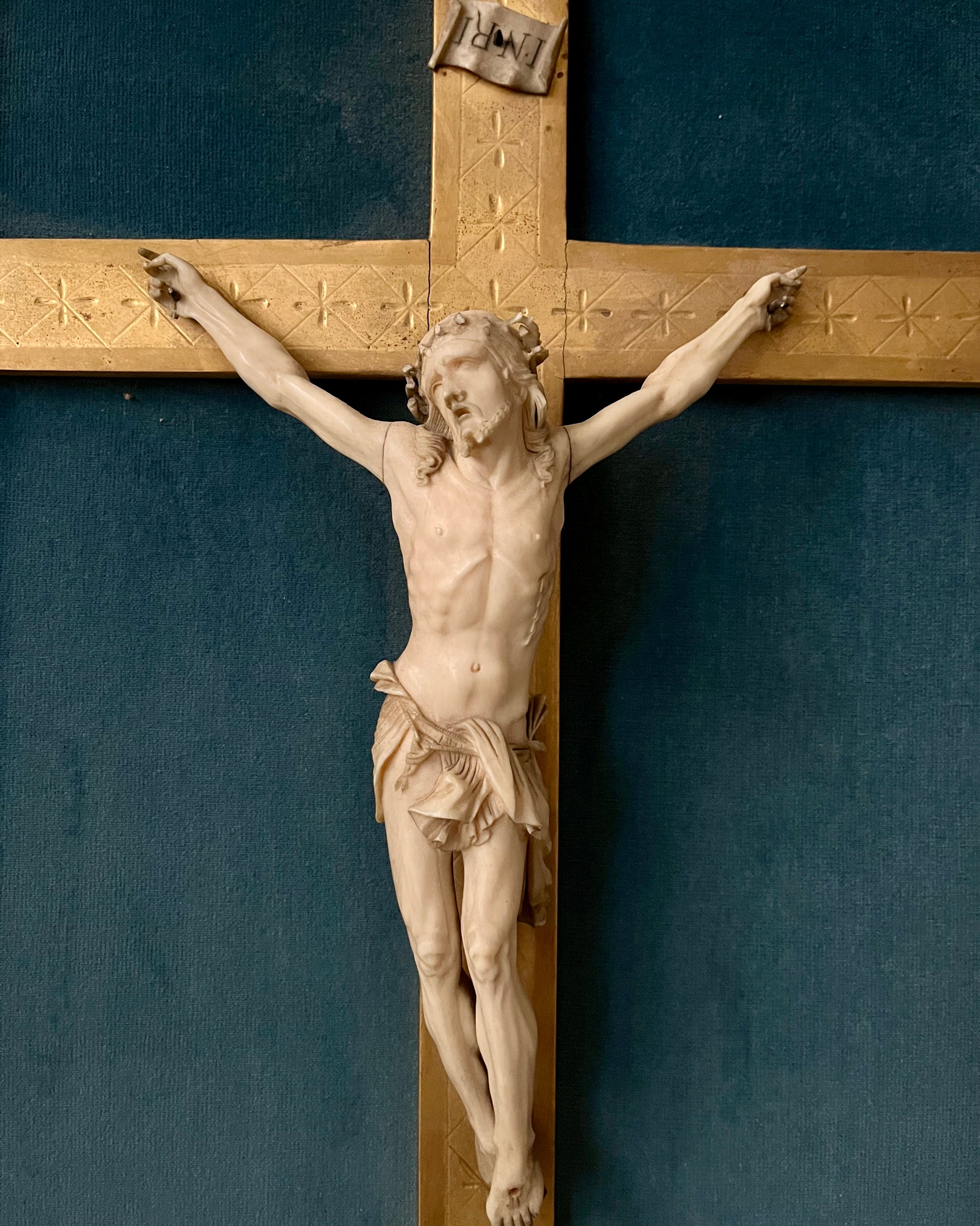 Crucifix en ivoire encadré (19ème)
