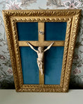 Charger l'image dans la visionneuse de la galerie, Crucifix en ivoire encadré (19ème)

