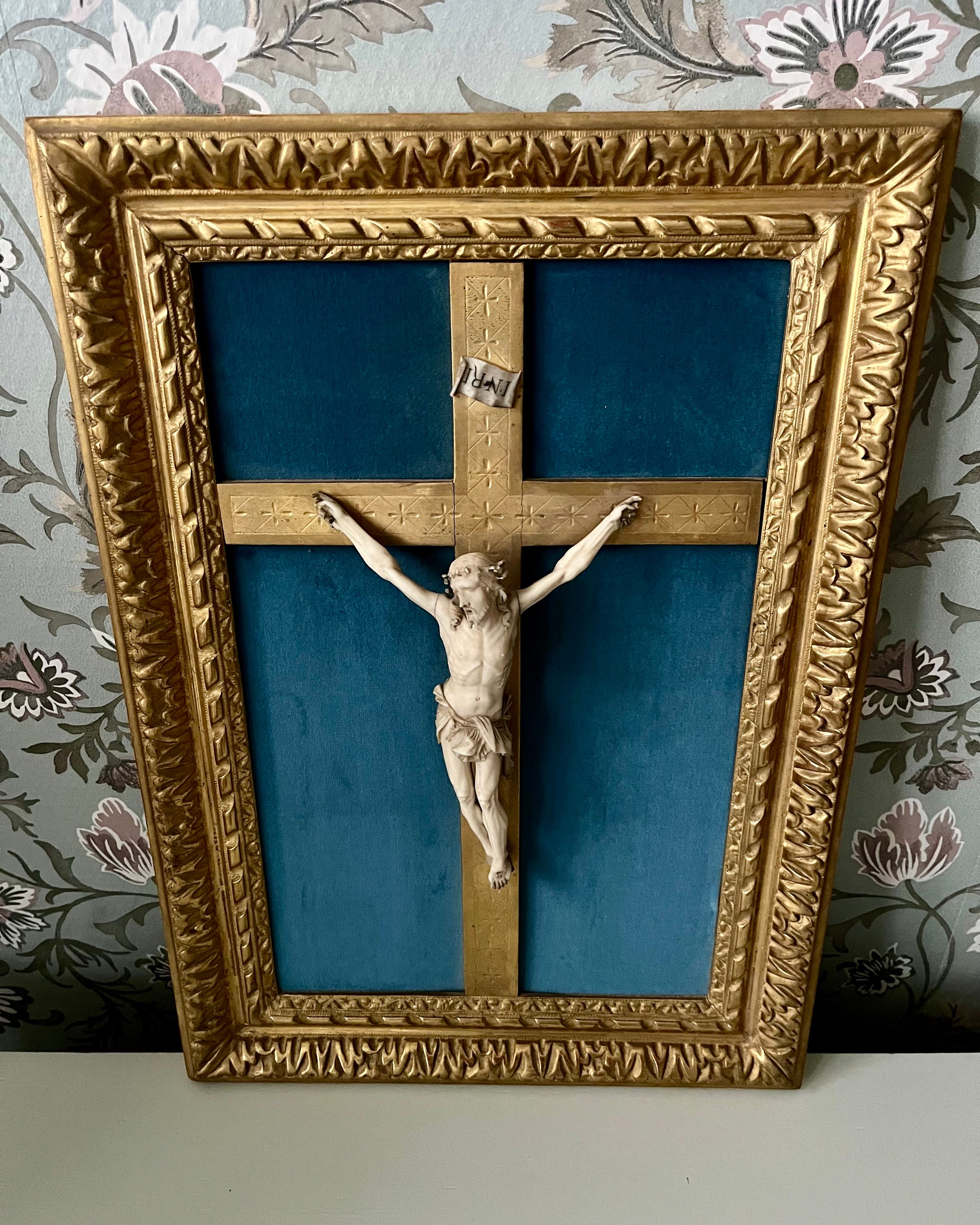 Crucifix en ivoire encadré (19ème)