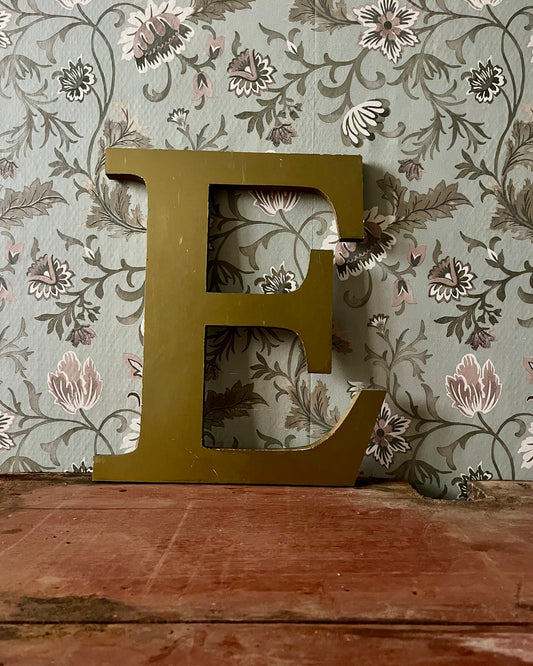 Lettre E d’enseigne en bois doré