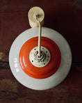 Charger l'image dans la visionneuse de la galerie, Suspension 70s en opaline orange et blanche