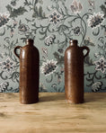 Charger l'image dans la visionneuse de la galerie, Duo de bouteilles en grès marron
