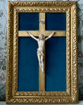 Charger l'image dans la visionneuse de la galerie, Crucifix en ivoire encadré (19ème)
