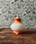Charger l'image dans la visionneuse de la galerie, Suspension 70s en opaline blanche et orange