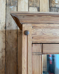 Charger l'image dans la visionneuse de la galerie, Armoire à glace ancienne en pitchpin