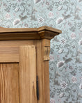 Charger l'image dans la visionneuse de la galerie, Armoire anglaise en pin