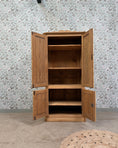 Charger l'image dans la visionneuse de la galerie, Armoire anglaise en pin