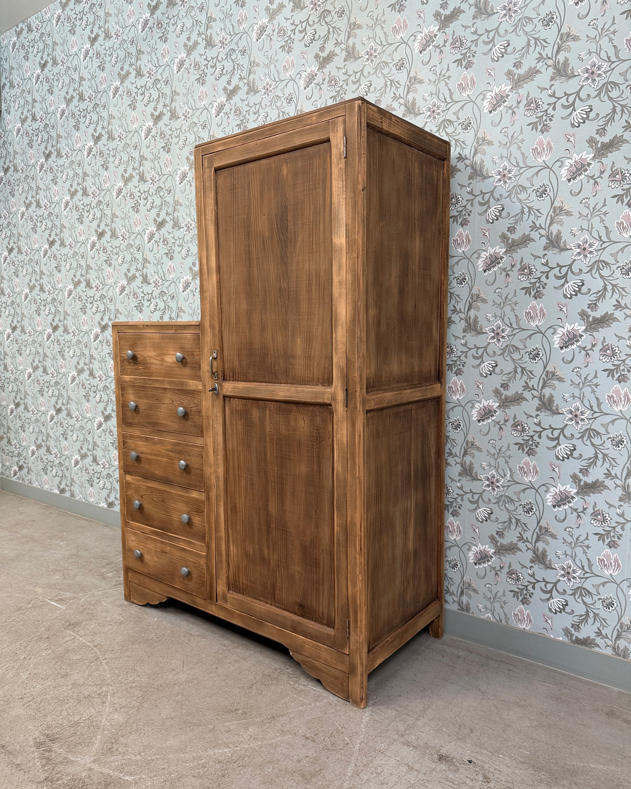 Armoire asymétrique Art Déco