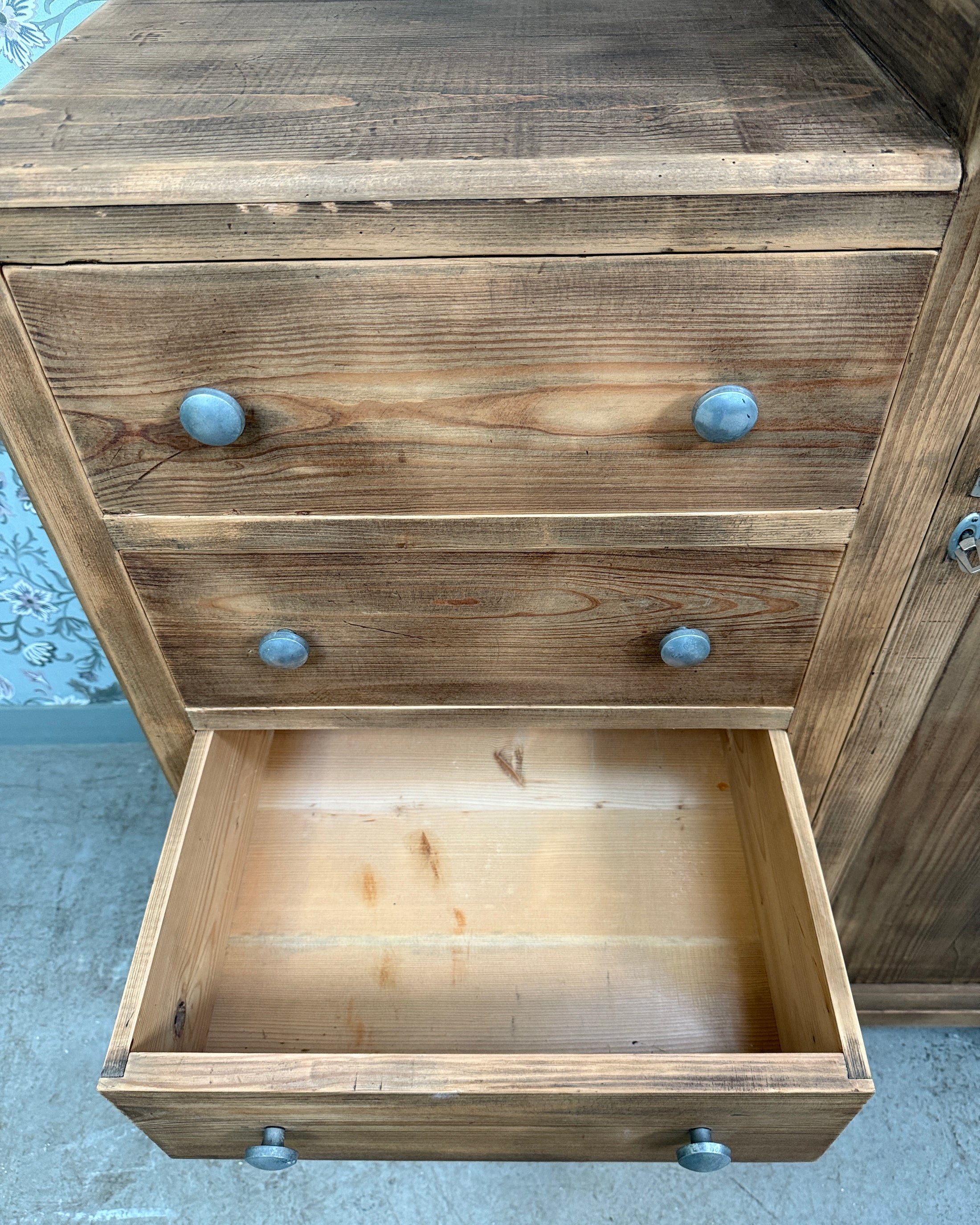 Armoire asymétrique Art Déco