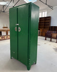 Charger l'image dans la visionneuse de la galerie, Armoire vintage en métal vert