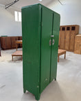 Charger l'image dans la visionneuse de la galerie, Armoire vintage en métal vert