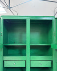 Charger l'image dans la visionneuse de la galerie, Armoire vintage en métal vert