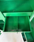 Charger l'image dans la visionneuse de la galerie, Armoire vintage en métal vert