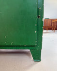 Charger l'image dans la visionneuse de la galerie, Armoire vintage en métal vert