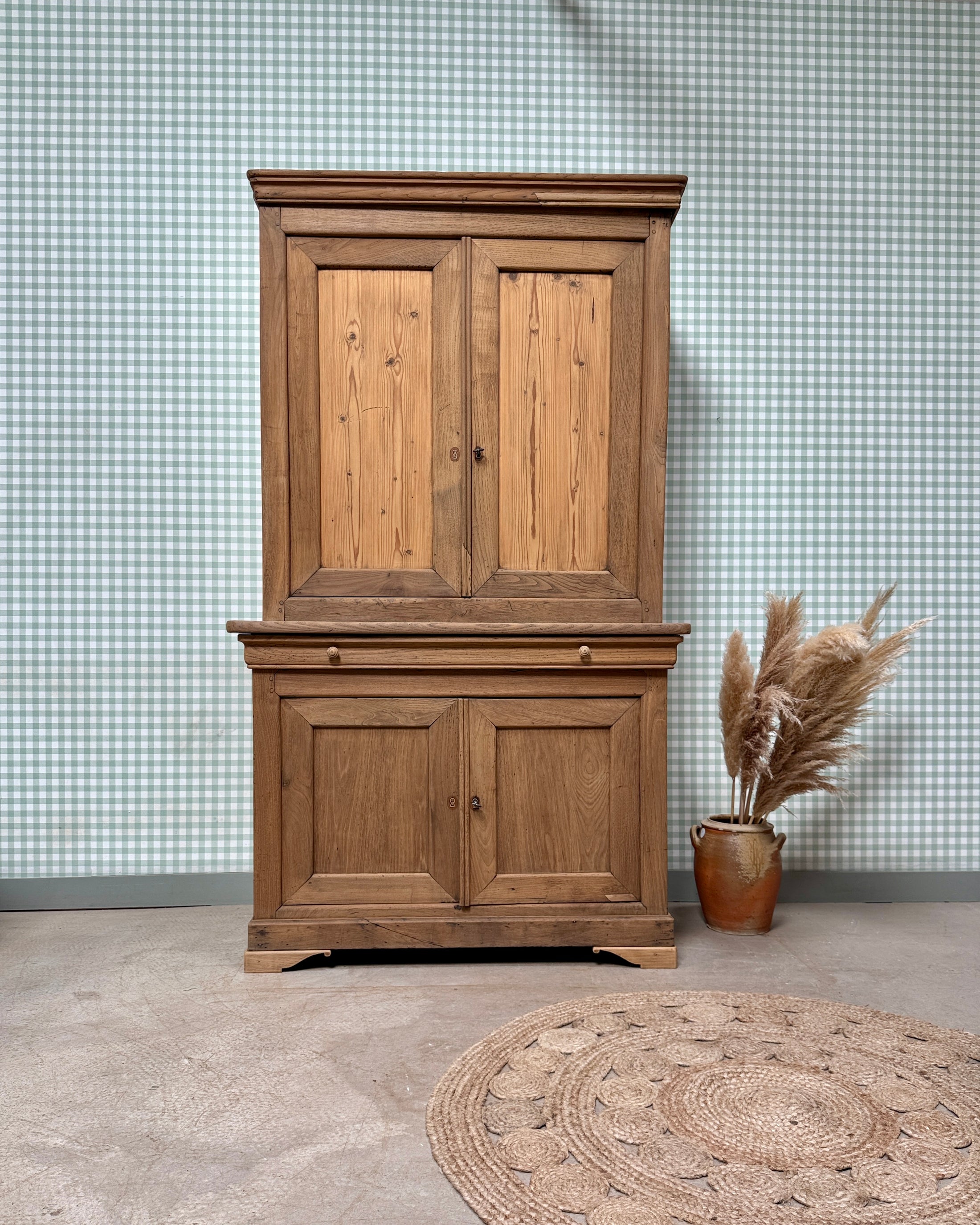 Buffet deux corps en châtaignier