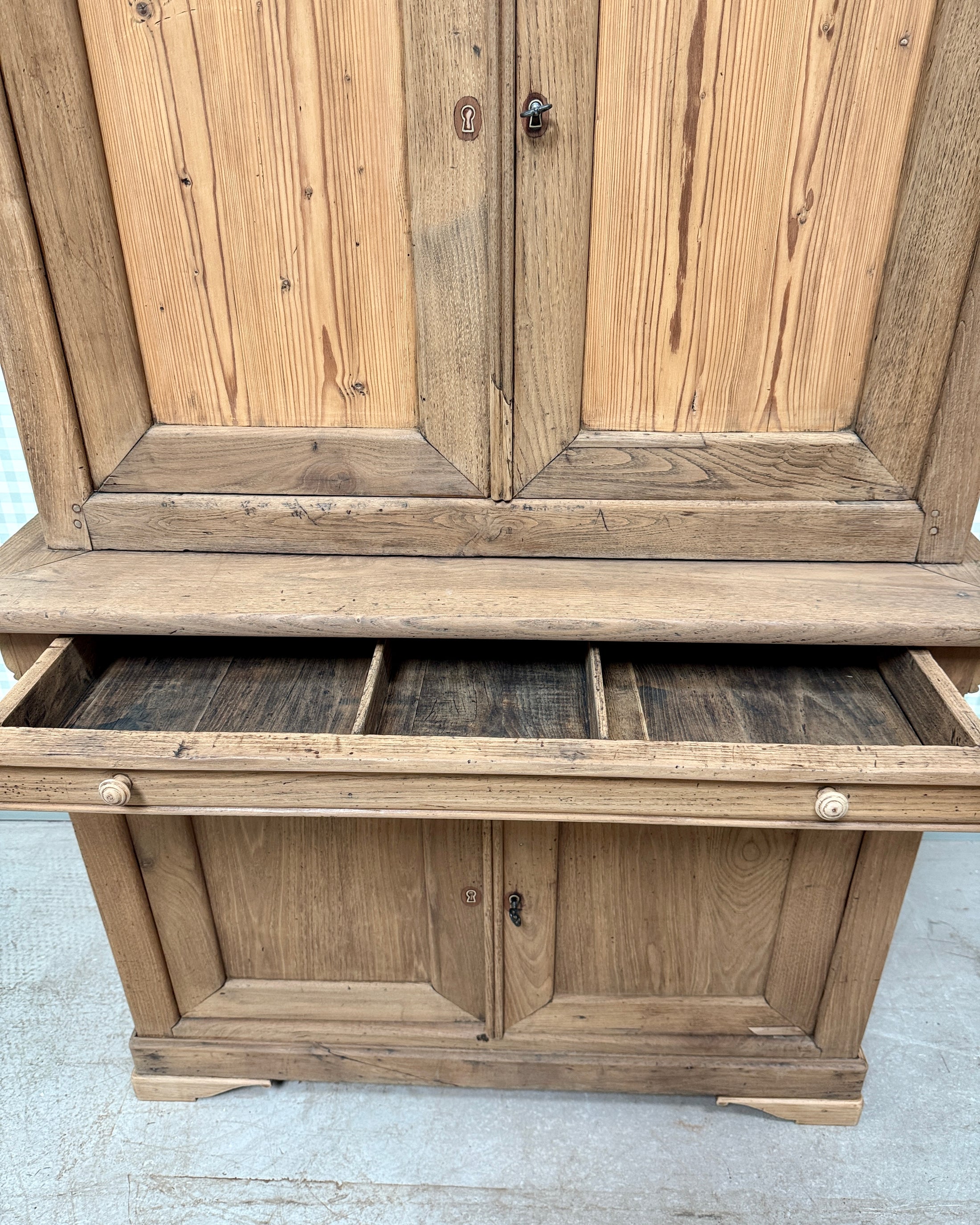 Buffet deux corps en châtaignier