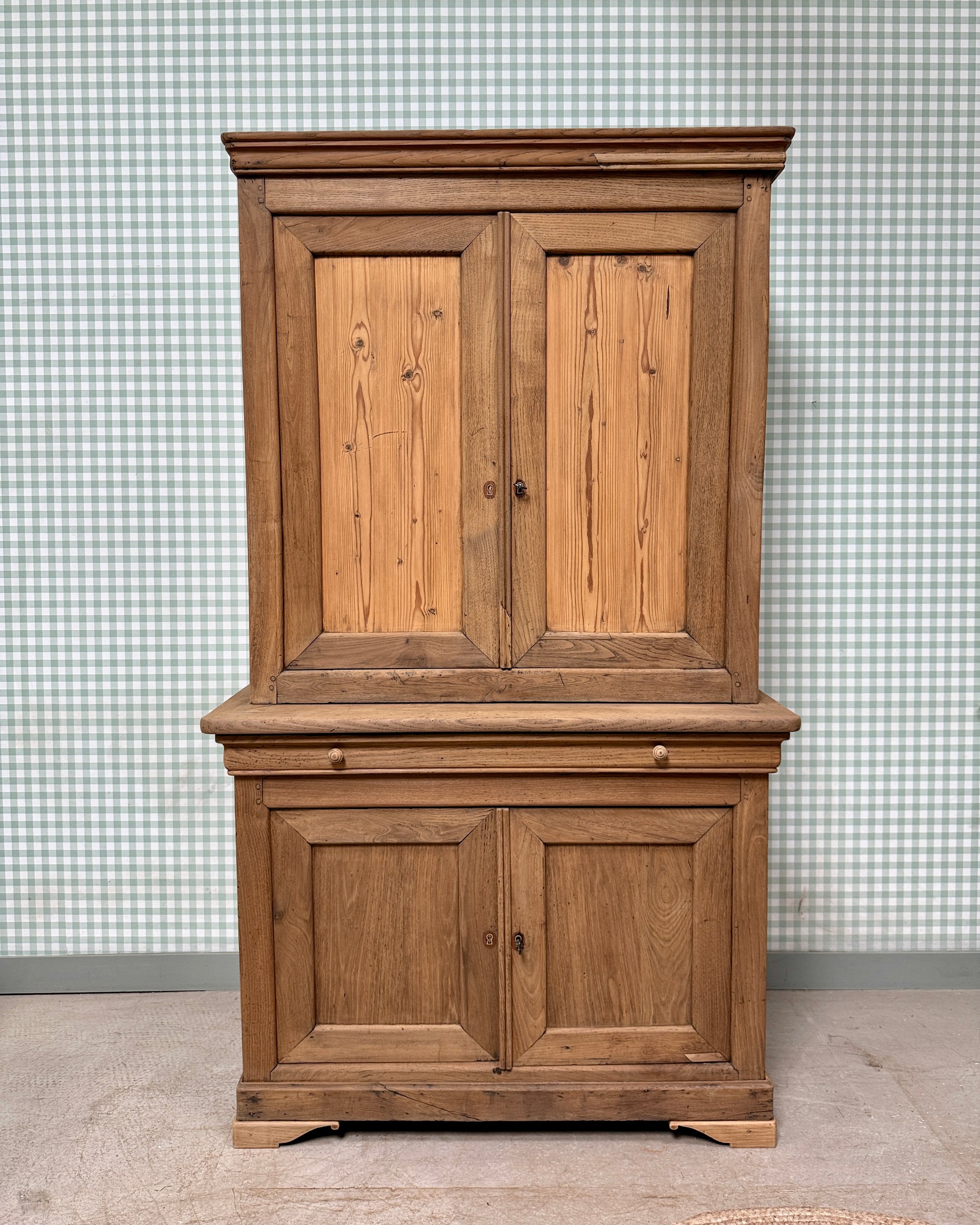 Buffet deux corps en châtaignier