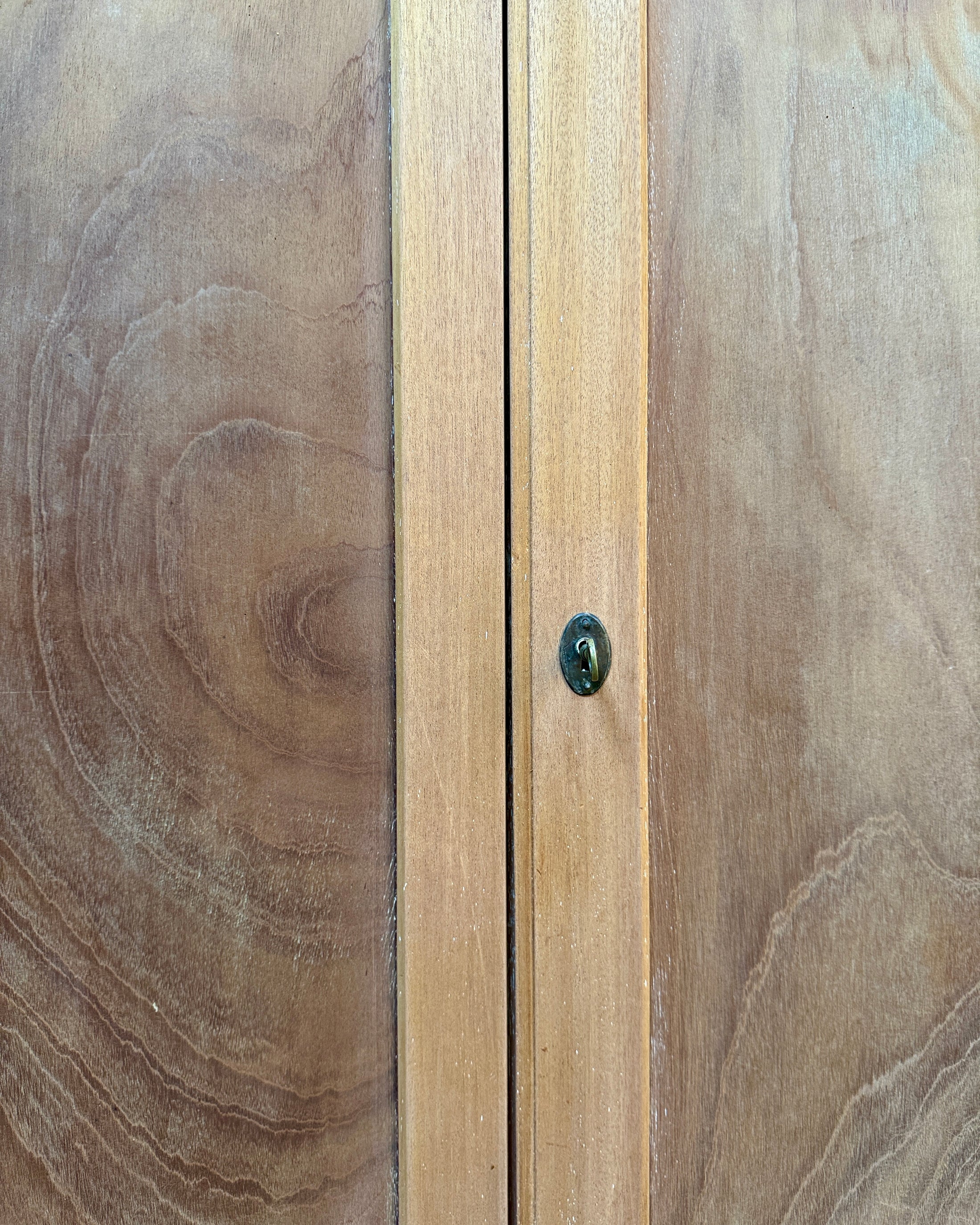 Buffet parisien en bois brut