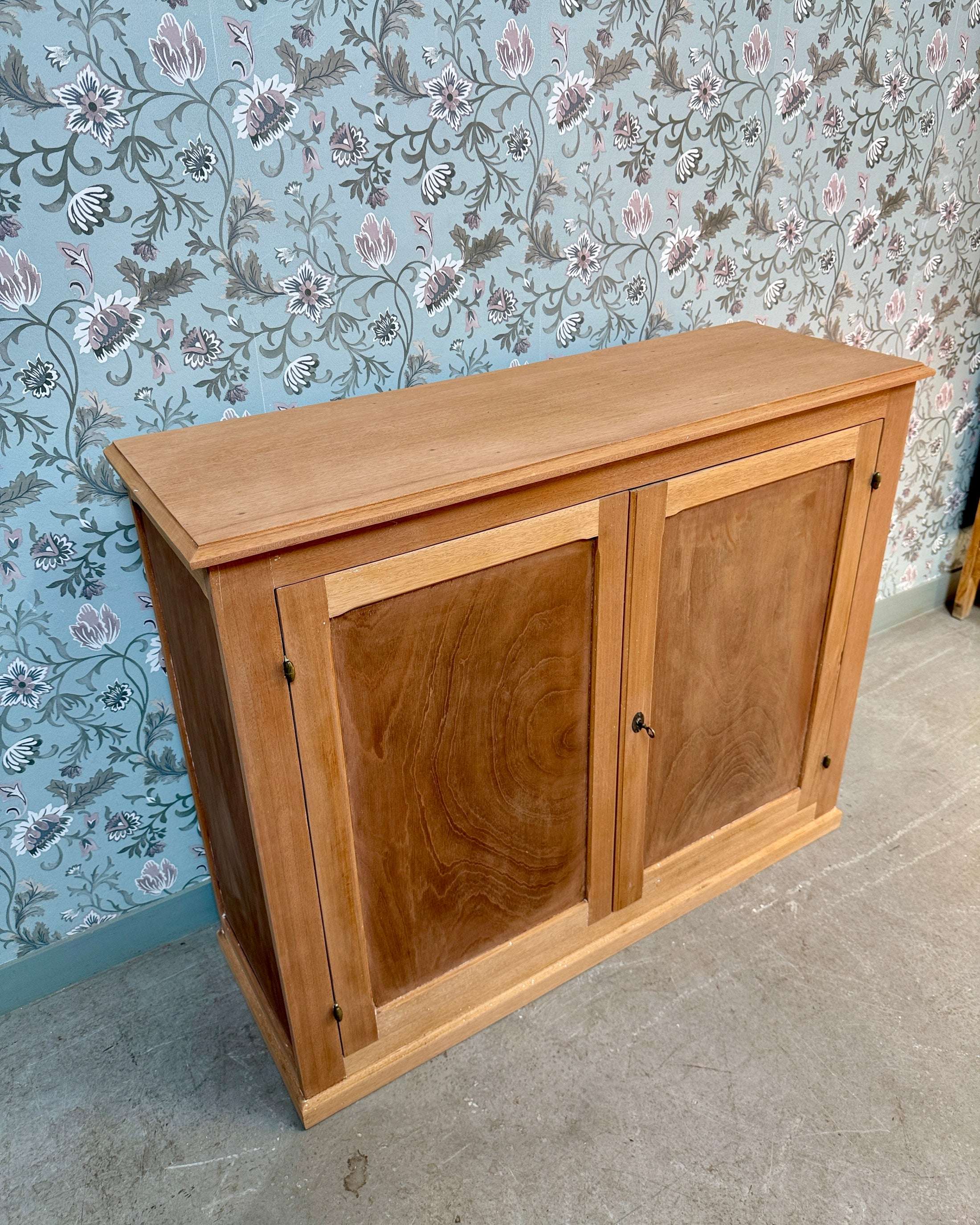 Buffet parisien en bois brut