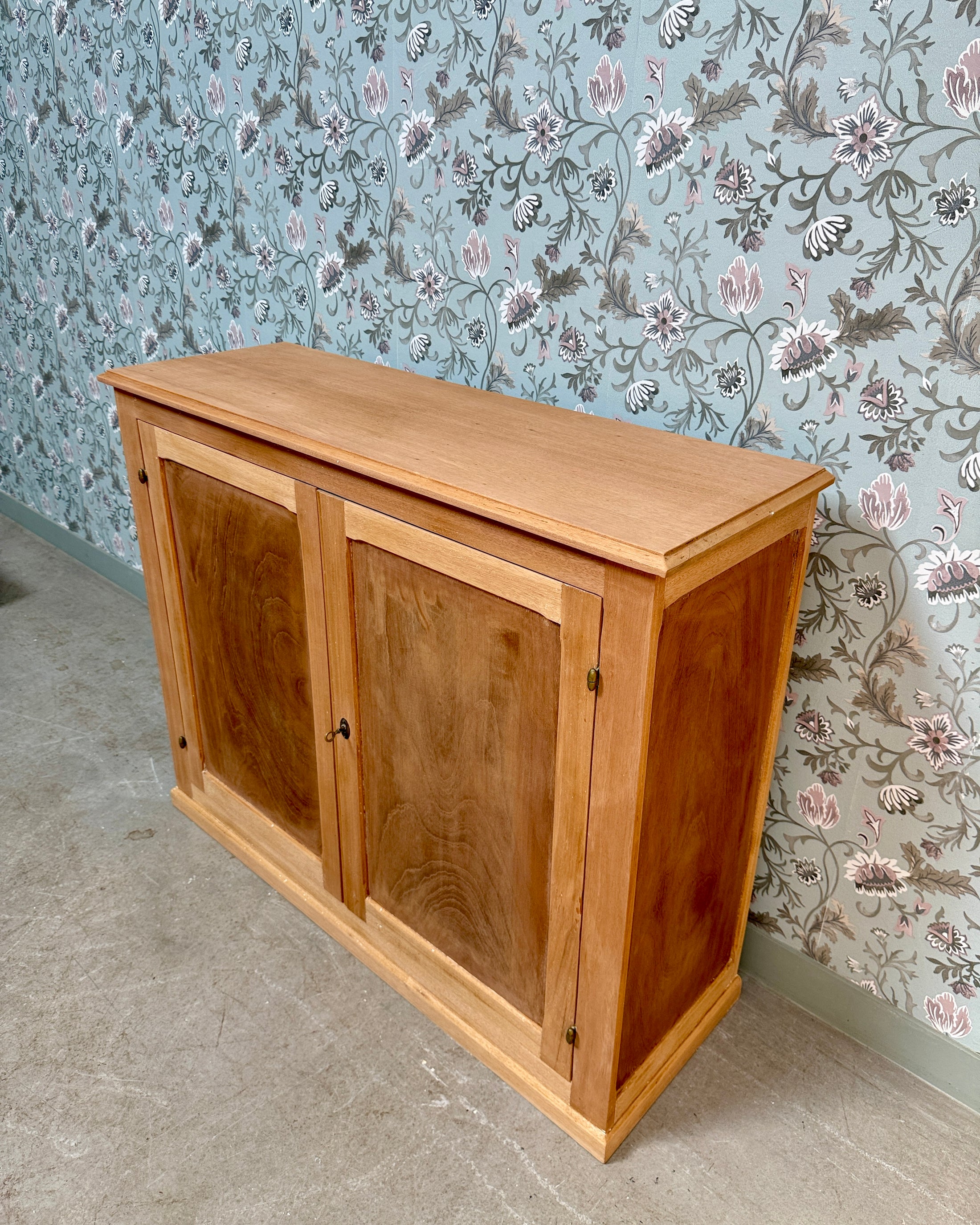 Buffet parisien en bois brut