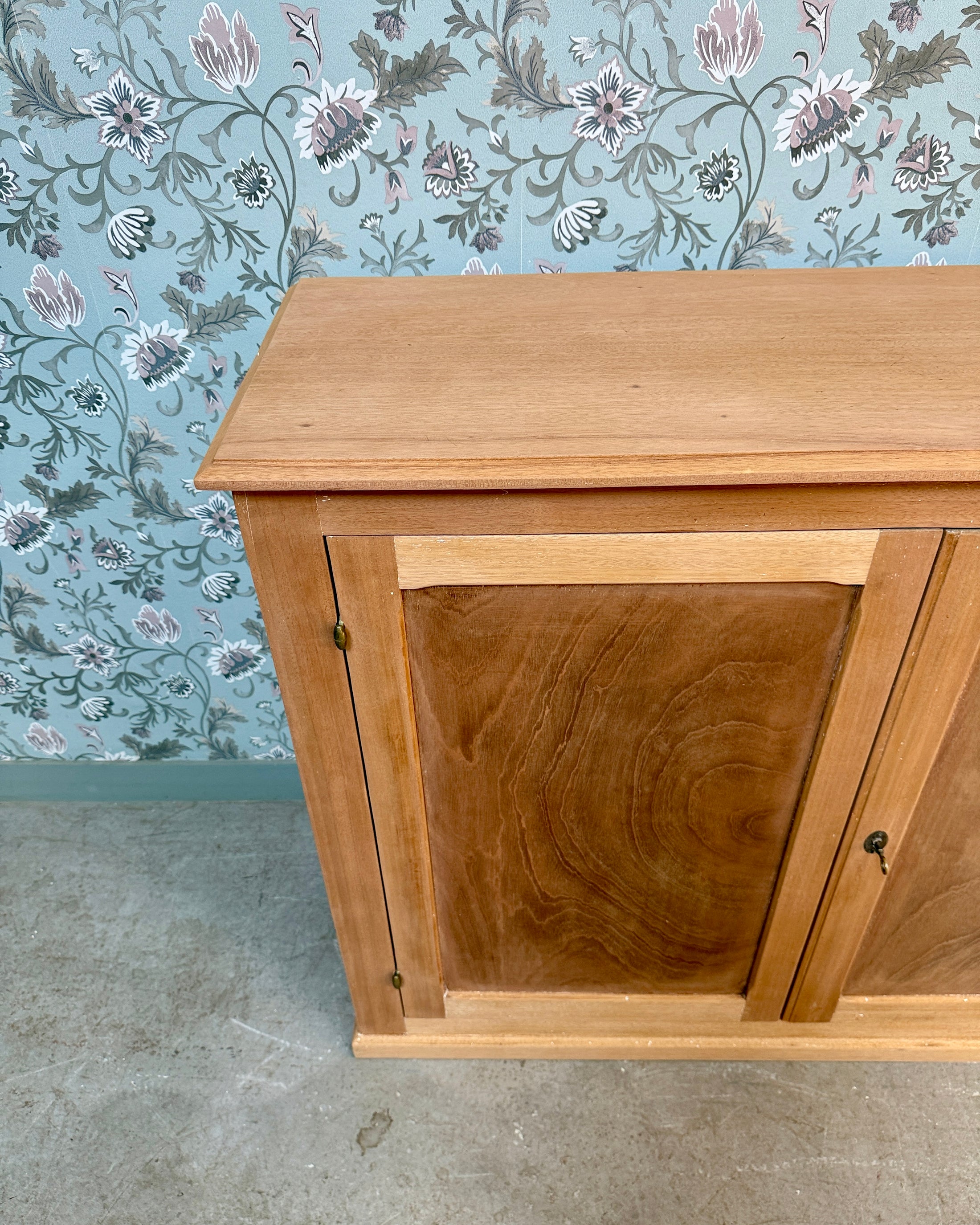 Buffet parisien en bois brut