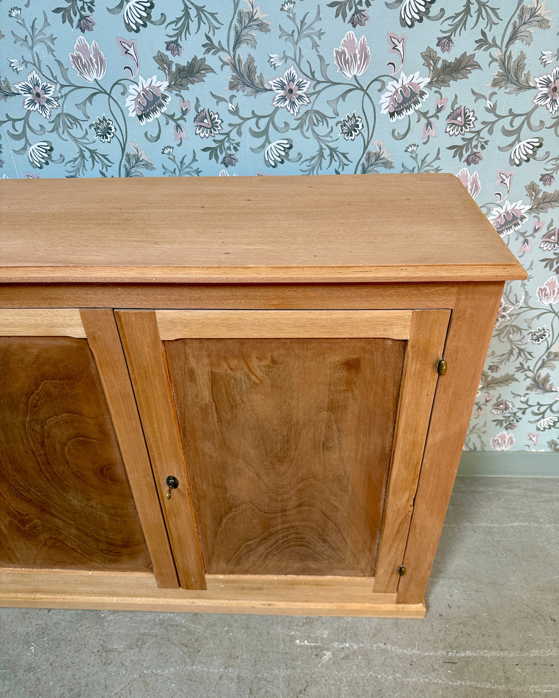 Buffet parisien en bois brut