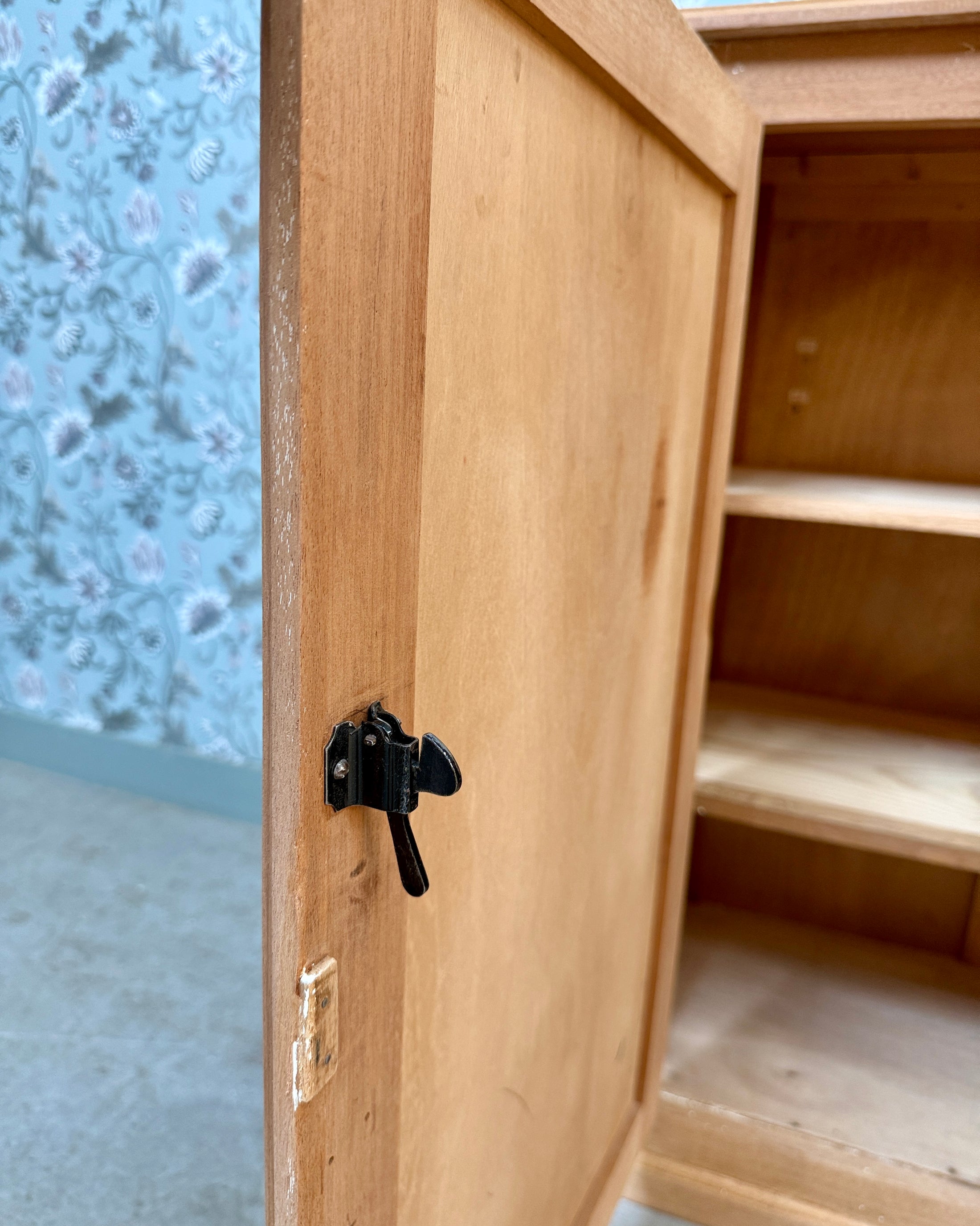 Buffet parisien en bois brut