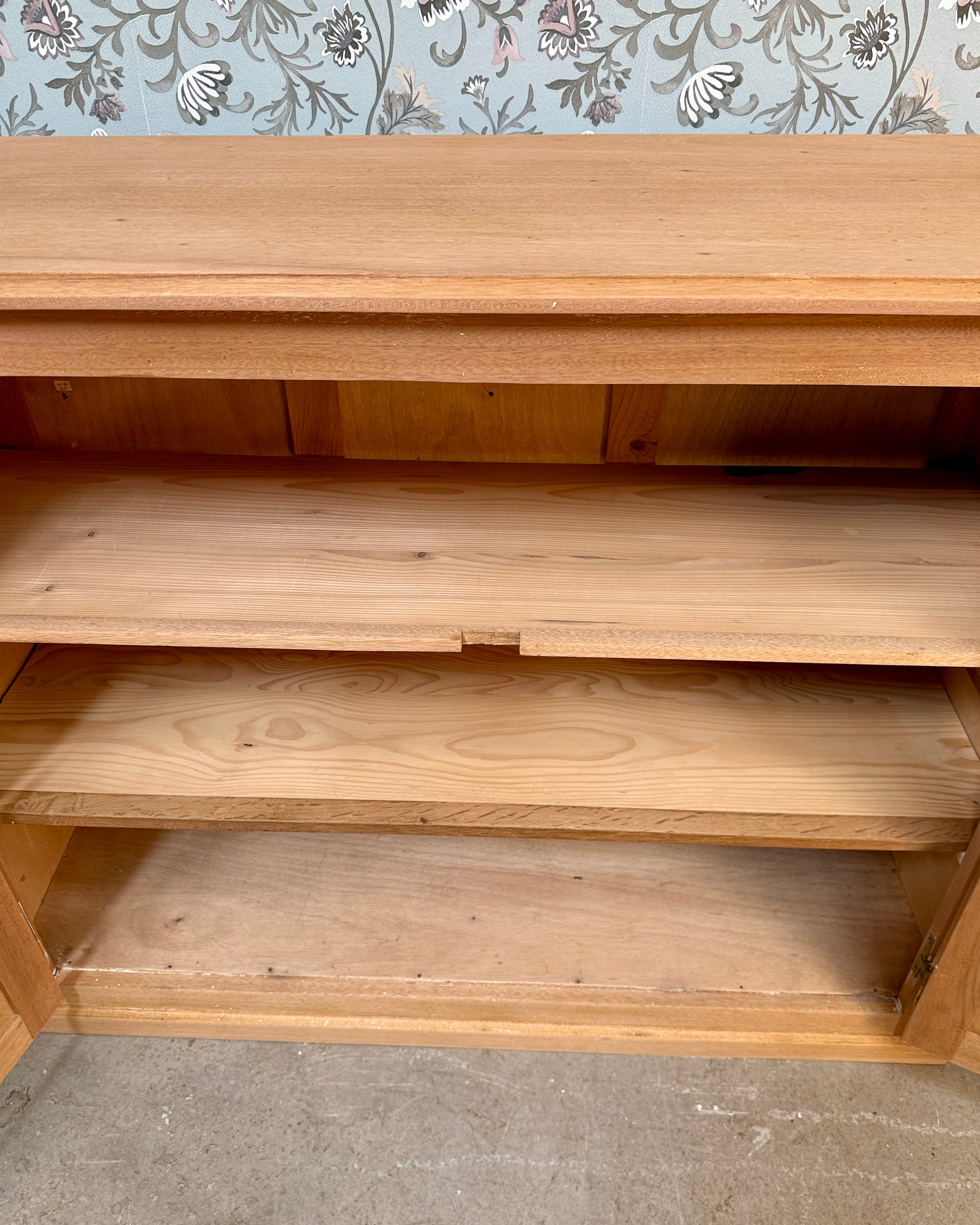 Buffet parisien en bois brut