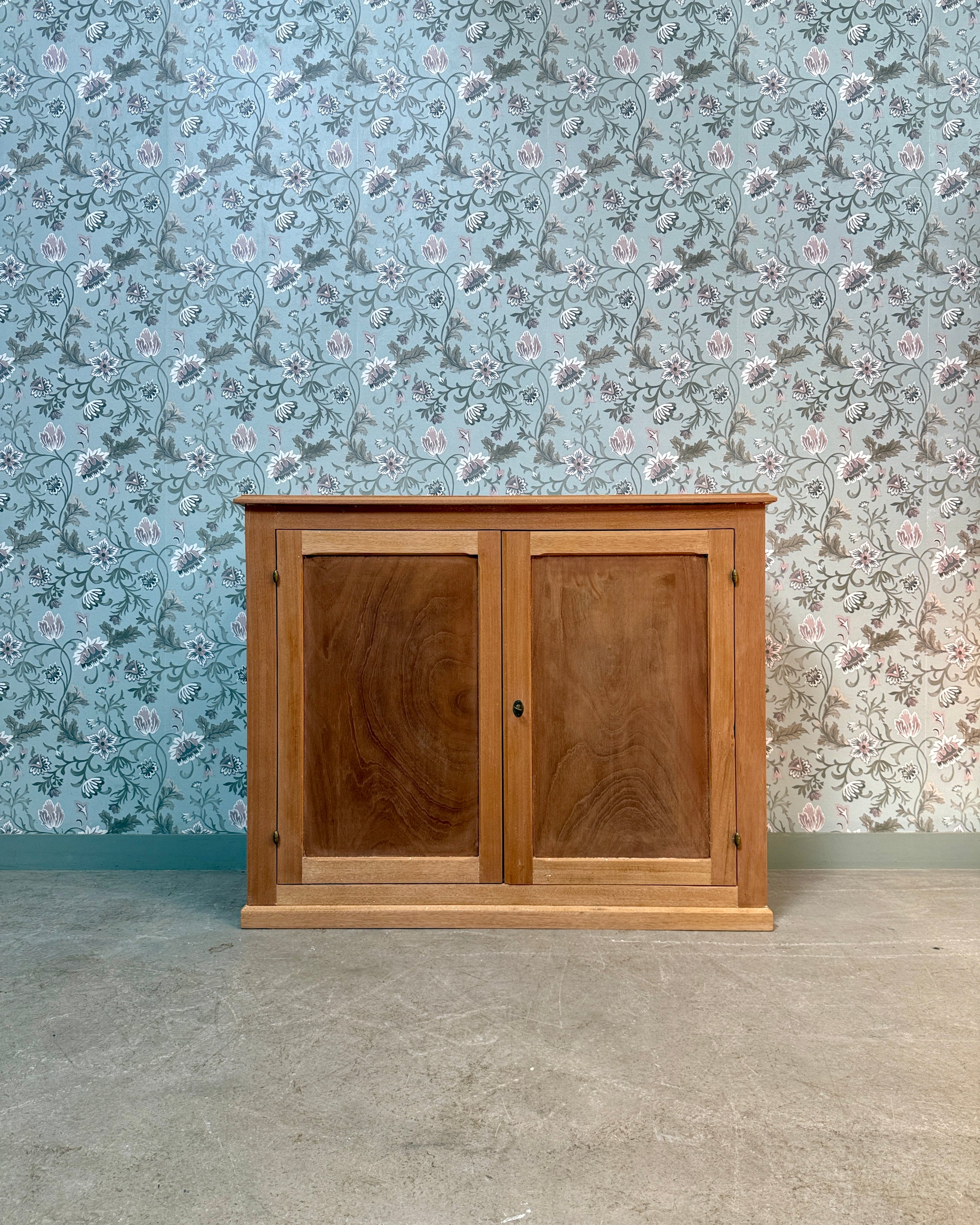 Buffet parisien en bois brut