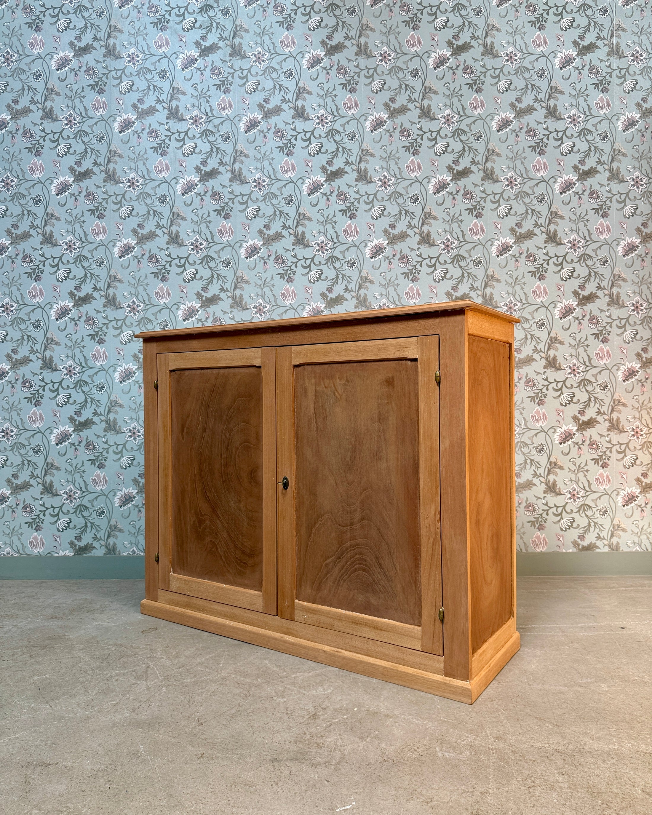 Buffet parisien en bois brut