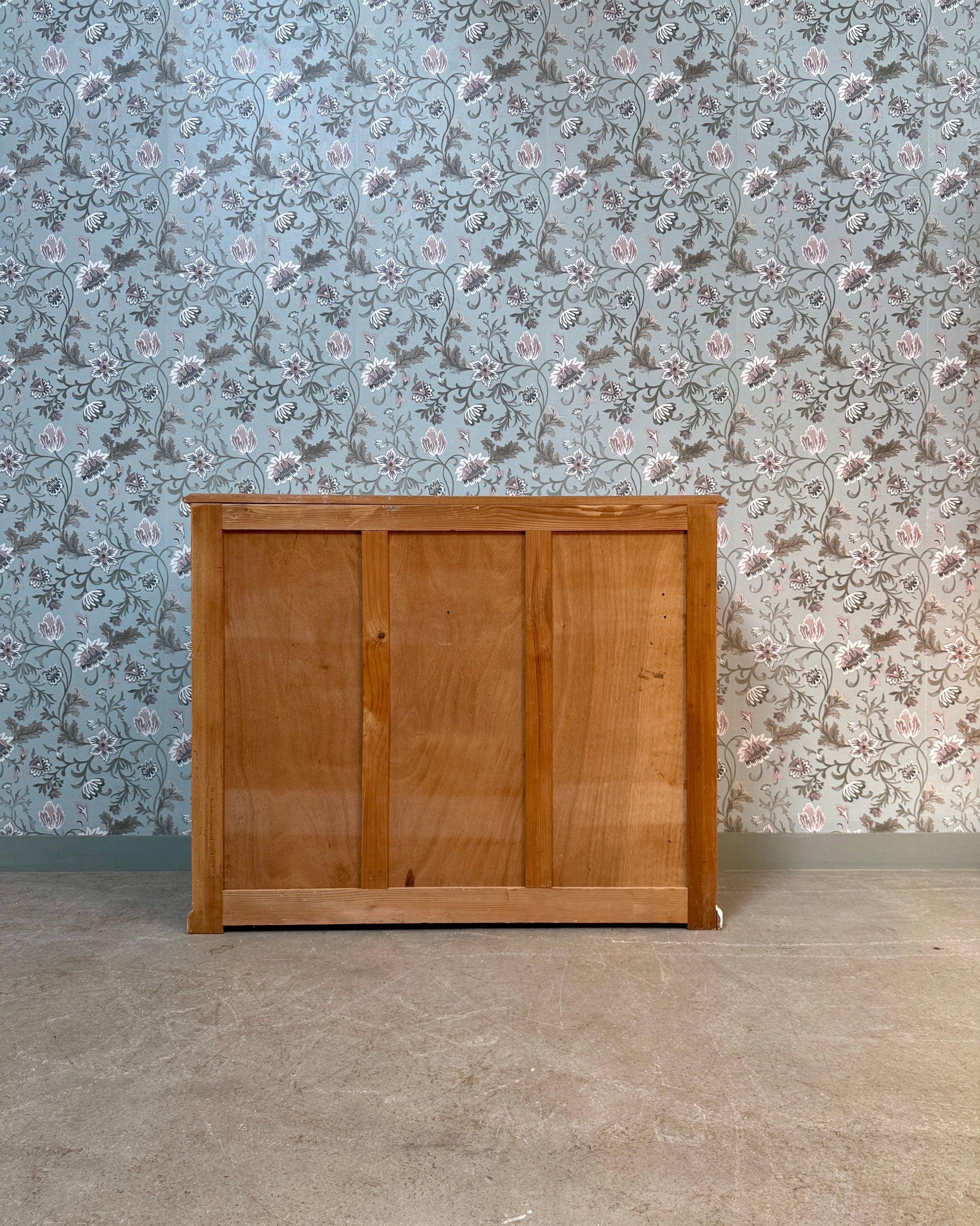 Buffet parisien en bois brut