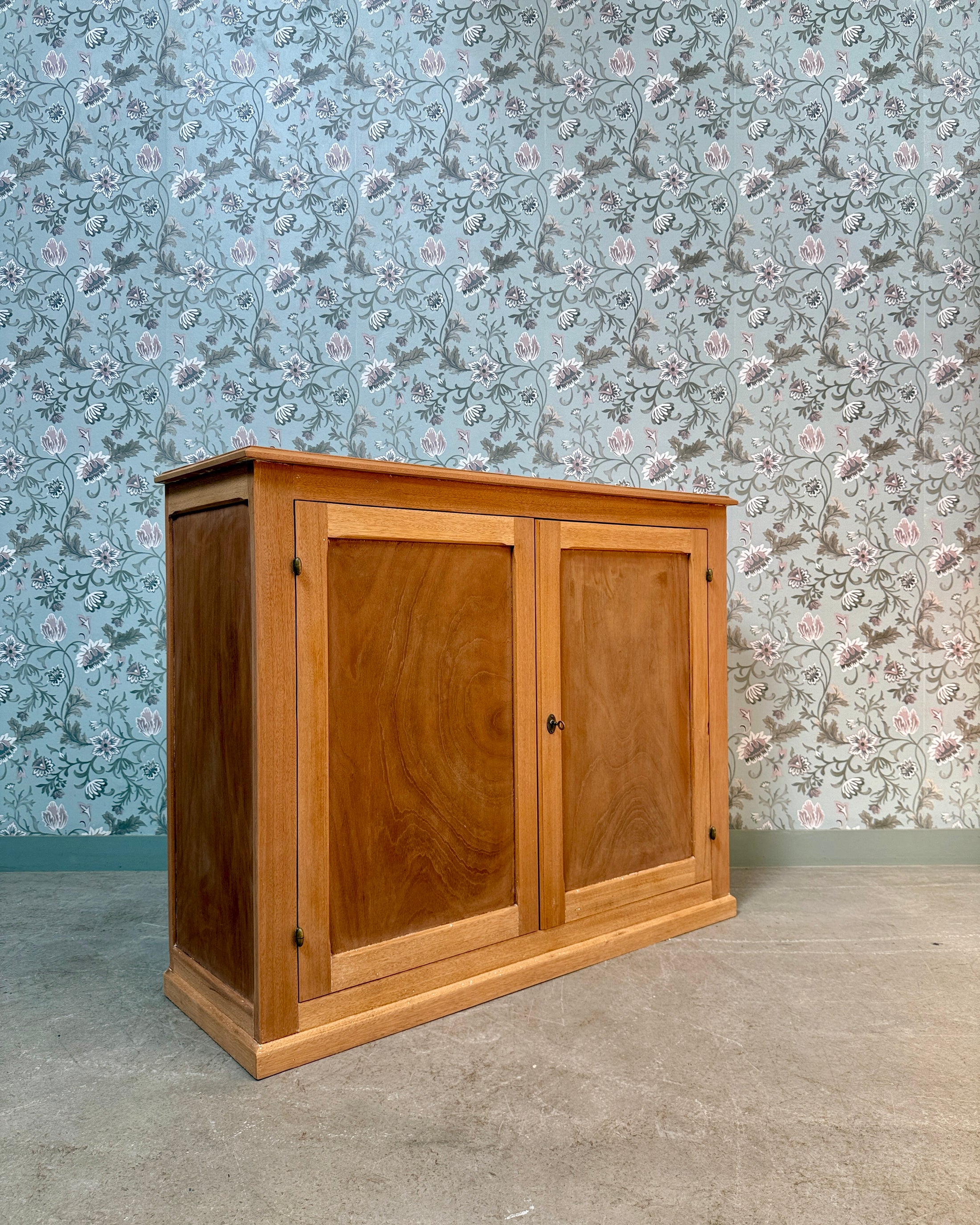 Buffet parisien en bois brut