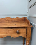 Charger l'image dans la visionneuse de la galerie, Bureau anglais ancien ou console en pin massif
