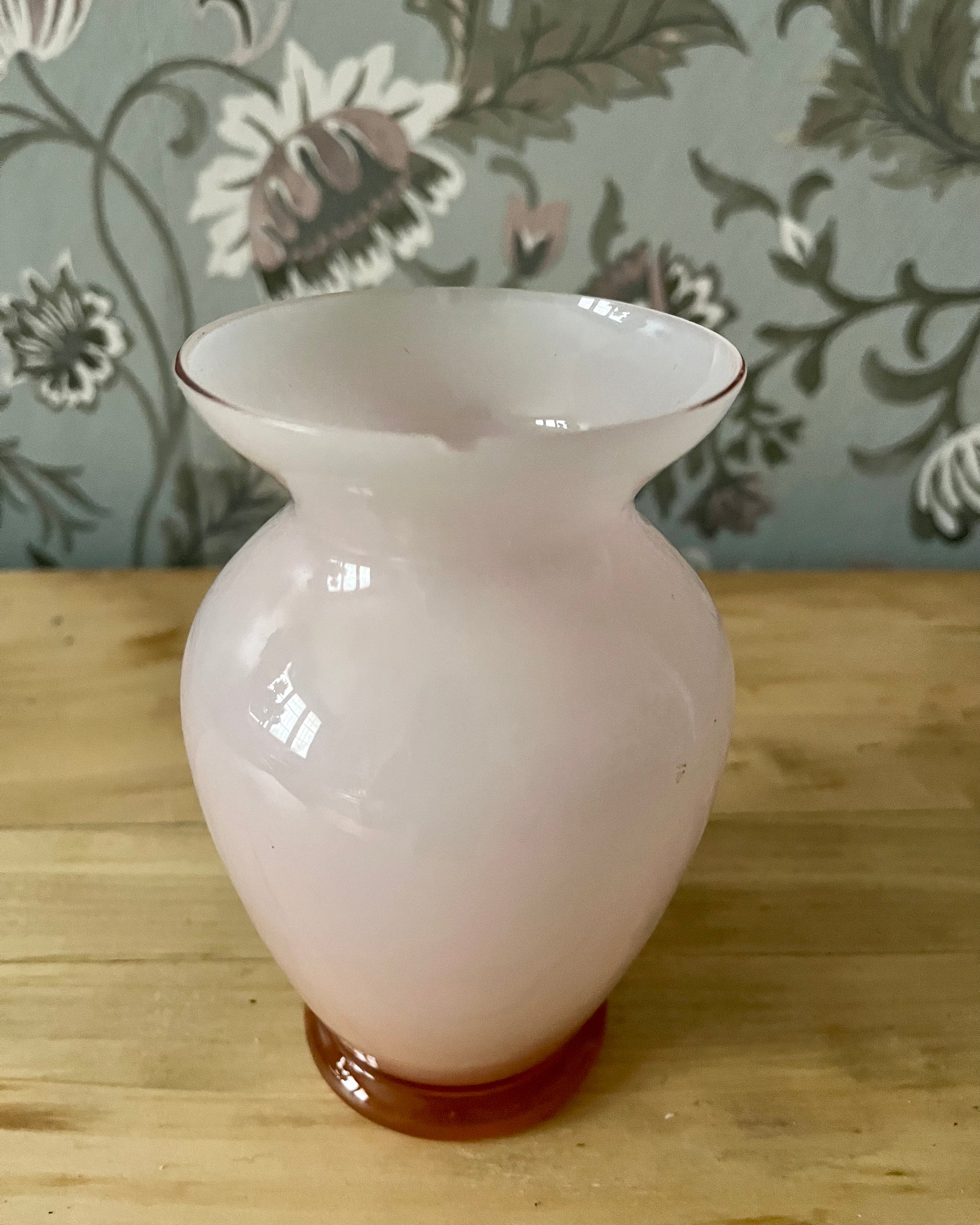 Vase en opaline rose