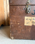 Charger l'image dans la visionneuse de la galerie, Grand coffre de voyage ancien en bois