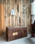 Charger l'image dans la visionneuse de la galerie, Grand coffre de voyage ancien en bois
