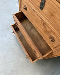Charger l'image dans la visionneuse de la galerie, Commode ancienne campagnarde en pin massif
