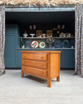 Charger l'image dans la visionneuse de la galerie, Commode vintage en orme massif