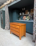 Charger l'image dans la visionneuse de la galerie, Commode vintage en orme massif