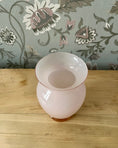 Charger l'image dans la visionneuse de la galerie, Vase en opaline rose