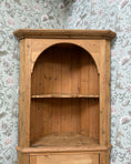 Charger l'image dans la visionneuse de la galerie, Encoignure vintage / armoire d’angle en pin