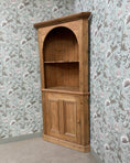 Charger l'image dans la visionneuse de la galerie, Encoignure vintage / armoire d’angle en pin