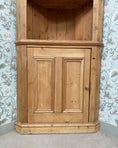 Charger l'image dans la visionneuse de la galerie, Encoignure vintage / armoire d’angle en pin