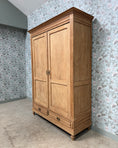 Charger l'image dans la visionneuse de la galerie, Grande armoire ancienne en chêne massif