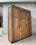 Charger l'image dans la visionneuse de la galerie, Grande armoire d’atelier ancienne en bois massif