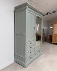 Charger l'image dans la visionneuse de la galerie, Grande armoire ancienne verte
