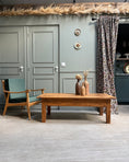 Charger l'image dans la visionneuse de la galerie, Grande table basse vintage en bois massif