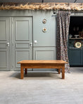 Charger l'image dans la visionneuse de la galerie, Grande table basse vintage en bois massif