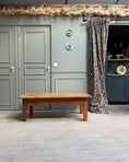 Charger l'image dans la visionneuse de la galerie, Grande table basse vintage en bois massif