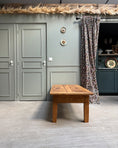Charger l'image dans la visionneuse de la galerie, Grande table basse vintage en bois massif